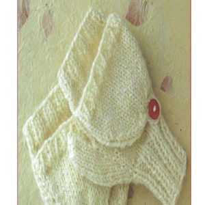 Könnte beinhalten: Ein Paar weiße Strickhandschuhe mit einem Knopf an einem der Handschuhe. Die Handschuhe können als Fingerlose Handschuhe oder mit umgeklapptem Fingerteil getragen werden. Die Musternummer C193 ist auf dem Bild sichtbar.