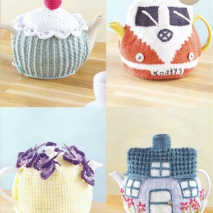 Puede incluir: Cuatro patrones de cosies de tetera de punto diferentes. El primero es un diseño de cupcake en blanco, rosa y verde. El segundo es un diseño de autocaravana rojo y blanco. El tercero es un cozy de tetera amarillo con flores moradas. El cuarto es un diseño de casa azul y morada.