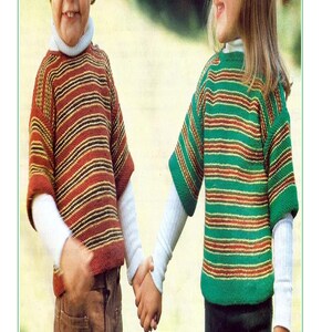 Puede incluir: Dos niños con jerséis de punto a rayas con mangas largas y cortas. Los jerséis son verdes y rojos con rayas amarillas. Los niños se toman de la mano y sonríen. La imagen está etiquetada como "Overtop Knitting Pattern C6".