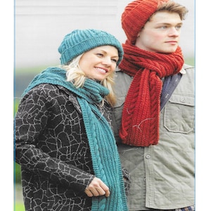 Könnte beinhalten: Ein Strickmuster für eine Mütze und einen Schal. Das Muster heißt "KA63". Das Bild zeigt einen Mann und eine Frau, die die Mütze und den Schal in Türkis und Rot tragen.