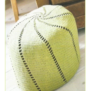 Könnte beinhalten: Ein grüner Häkelüberzug für einen Pouf mit einem Spiralmuster. Der Überzug hat einen braunen Besatz und der Text "H45" ist unter dem Pouf sichtbar.