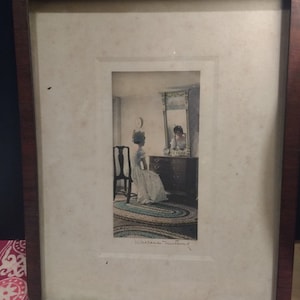 Photographie colorée à la main encadrée antique La Dame dans le miroir par Wallace Nutting, signée vers les années 1910