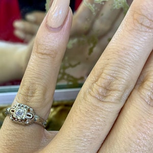 Dainty 18kt White Gold Vintage Diamond Ring