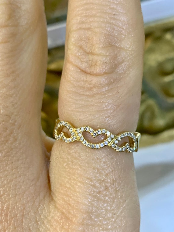 Delicado anillo de coraz n de oro amarillo de 14 quilates. Tiene