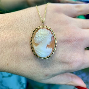 Vintage 14kt Yellow Gold Traditional Lady Cameo Brooch/ Pendant