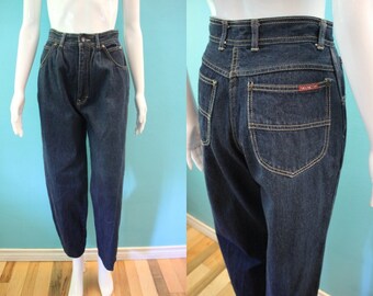 80s fashion high waisted jeans
