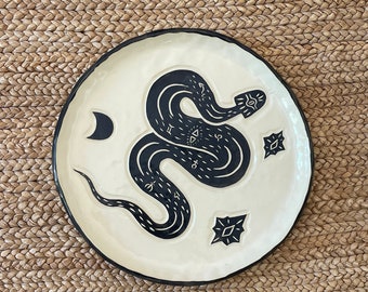 Snake Spirit Plate - 10'' - Witte klei met zwart ontwerp