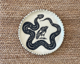 Assiette Snake Spirit - assiette serpent et pie - 20 cm - argile blanche avec motif noir - assiette 20 cm