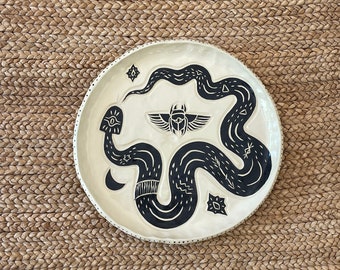 Snake Spirit Plate - Snake en Sacred Scarab Plate - 10'' - Witte klei met zwart ontwerp - 10 inch plaat