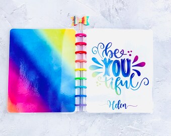 Cubierta de planificador Rainbow Happy: laminada BeYOUtiful Snap-In