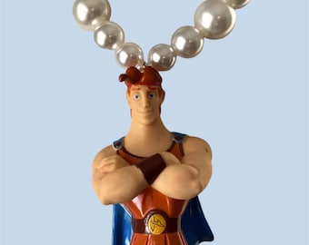 Hércules / Juguete vintage reciclado de Hércules de Disney, collar de perlas falsas