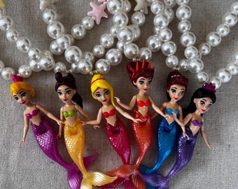 Las hermanas de Ariel, Aquata, Alana, Andrina, Adella, Arista, Attina. Collar con figura de perlas de imitación de La Sirenita.