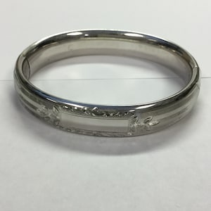 Pulseira vintage de meados do século em prata esterlina gravada gravável com dobradiça assinada HFB
