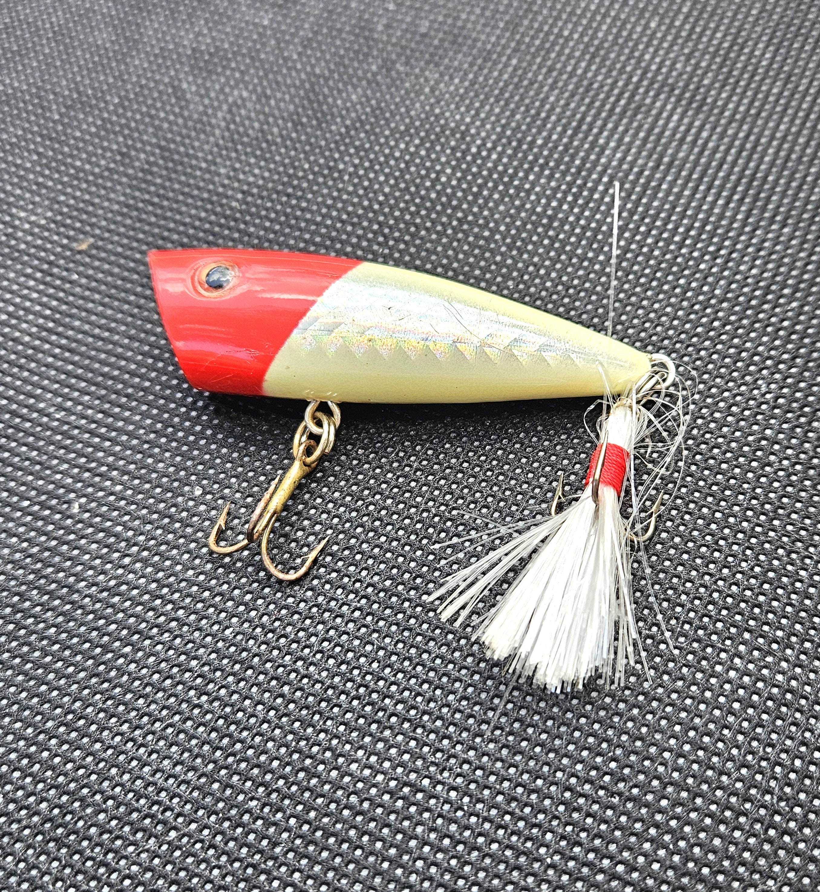 ヴィンテージフィッシングルアー：赤と白のフリンジ付きトップ