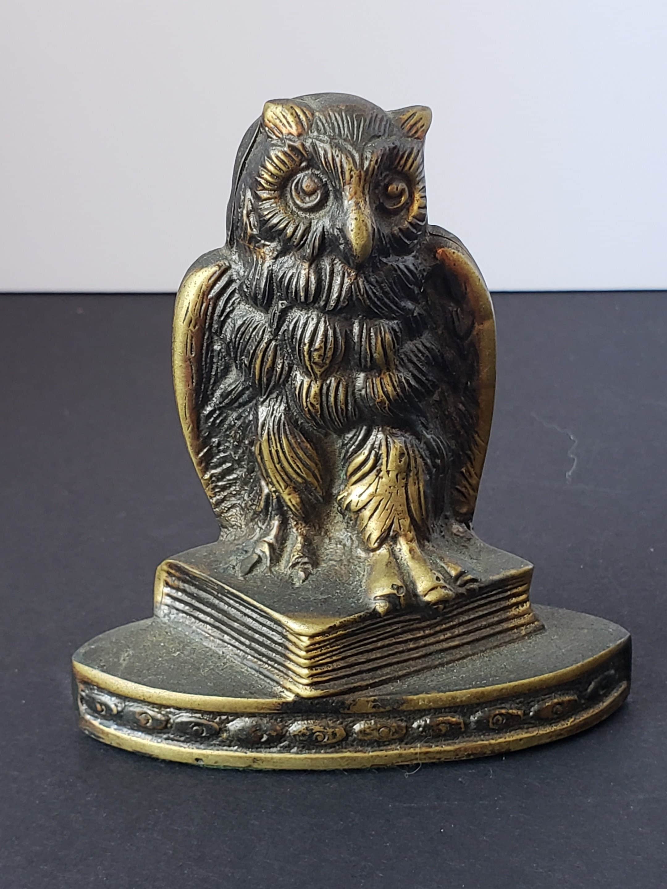 フクロウの金属製置物 本の上に座る 本の上に立つ真鍮製のフクロウの置物、緑のフェルト製の台座付き