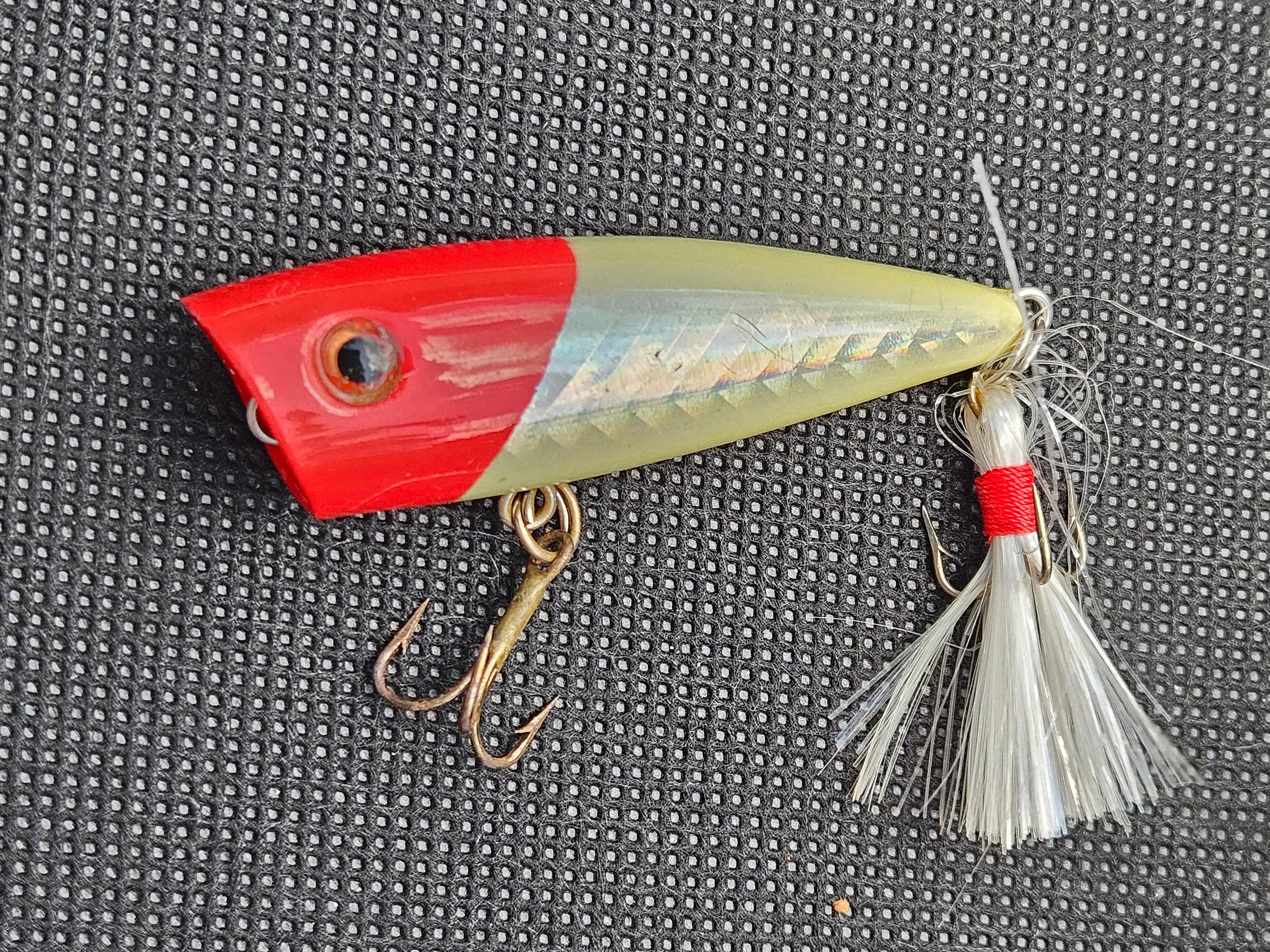 ヴィンテージフィッシングルアー：赤と白のフリンジ付きトップ