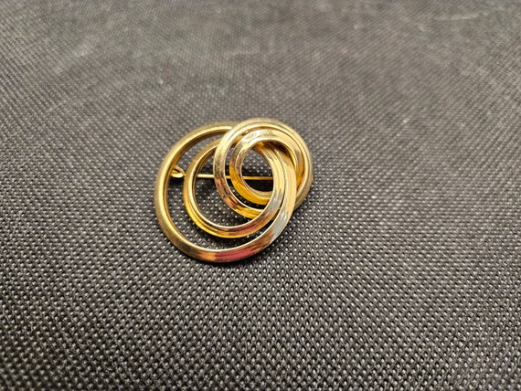 Goldtone Metal Interlocking Multi-Circle Brooch - image 3
