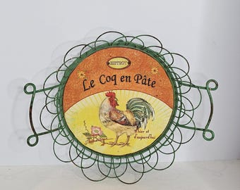 Vintager grüner Draht-Korb mit französischer Phrase und Hahn-Detail