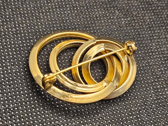 Goldtone Metal Interlocking Multi-Circle Brooch - image 2