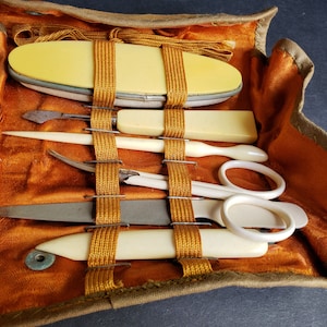 Kit de manucure vintage avec étui à clip en cuir et intérieur en satin orange par Henry Sears & Son
