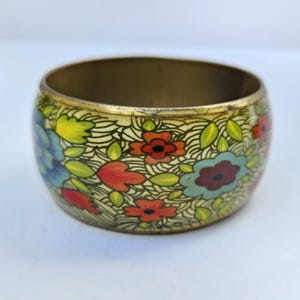 Breiter Armreif aus Messing und Emaille mit Blumendetail