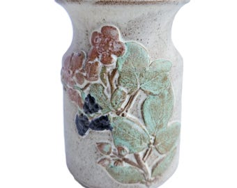 トレガロン・カムリ・ストーンウェア陶器の花瓶、濃いピンクの花と