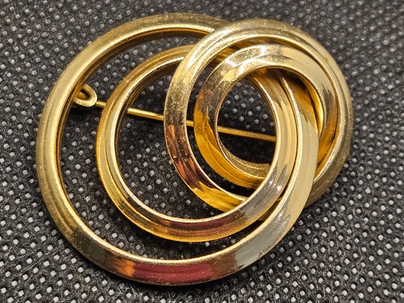 Goldtone Metal Interlocking Multi-Circle Brooch - image 1