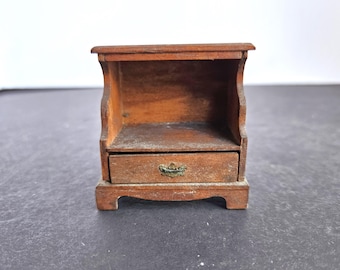 Table de chevet maison de poupée en bois avec tiroir et poignée en métal