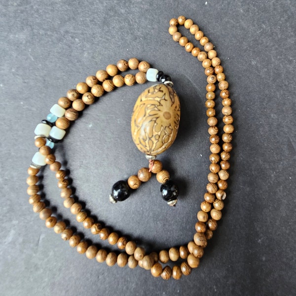 Collier de perles de bois de séné avec grosse gousse et détails de perles de verre