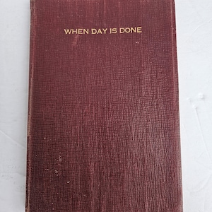 When Day Is Done Livre de poésie par Edgar Guest Copyright 1921 Couverture en tissu doux rouge - Publié par The Reilly & Lee Co. Chicago