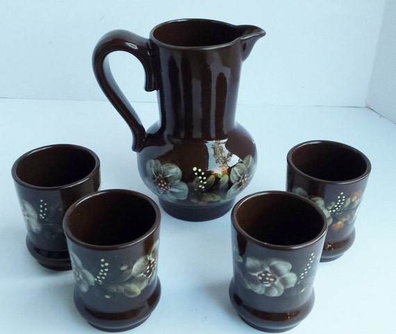 花柄陶器ピッチャー（カップ4個付き） - ブラウン釉テラコッタ