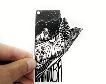 Puede incluir: Pegatina en blanco y negro de la provincia de Manitoba, Canadá. La pegatina presenta una ilustración estilizada de un oso, un bosque, un sol y la palabra "Manitoba".