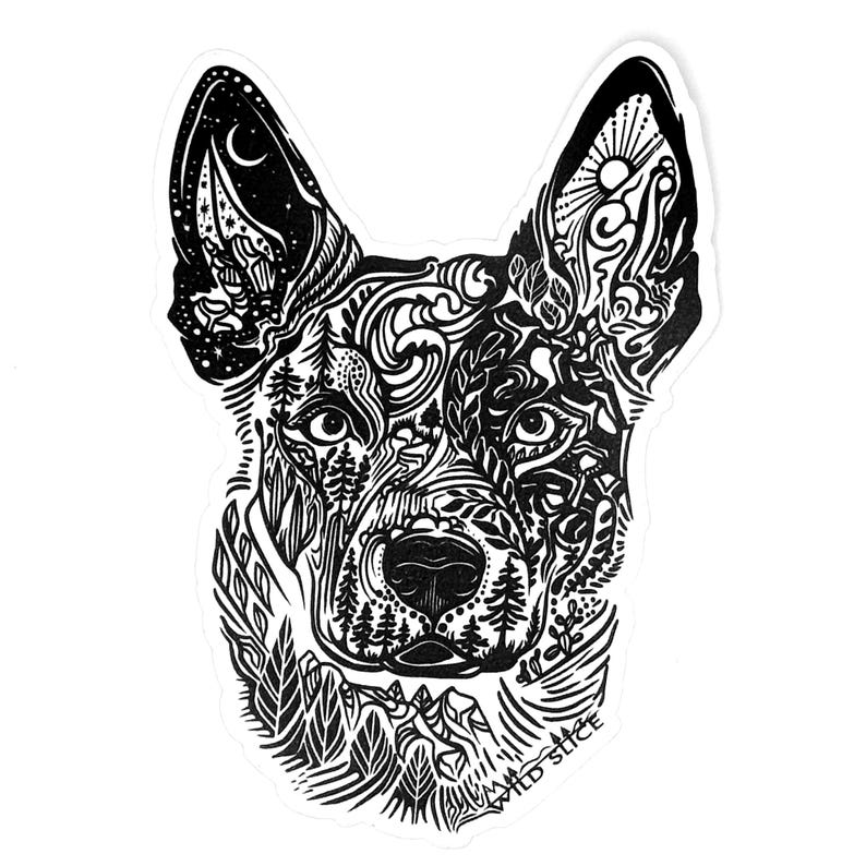 K&ouml;nnte beinhalten: Schwarz-wei&szlig;-Linienkunst-Illustration eines Hundekopfes mit aufwendigen Details der Natur, darunter B&auml;ume, Berge und Wellen. Die Augen des Hundes sind offen und der Mund ist geschlossen. Der Text "WILD SLICE" befindet sich am unteren Rand des Bildes.