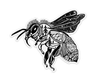 Könnte beinhalten: Schwarz-weißer Sticker mit einer Bienen-Linienzeichnung mit filigranen Details. Der Körper der Biene ist mit Mustern aus Bäumen, Blumen und Waben gefüllt. Die Flügel der Biene sind mit einem Muster aus Sternen und einem Halbmond gefüllt. Die Biene fliegt mit ausgebreiteten Flügeln. Der Sticker trägt den Text "@WILD.SLICE" in der unteren rechten Ecke.