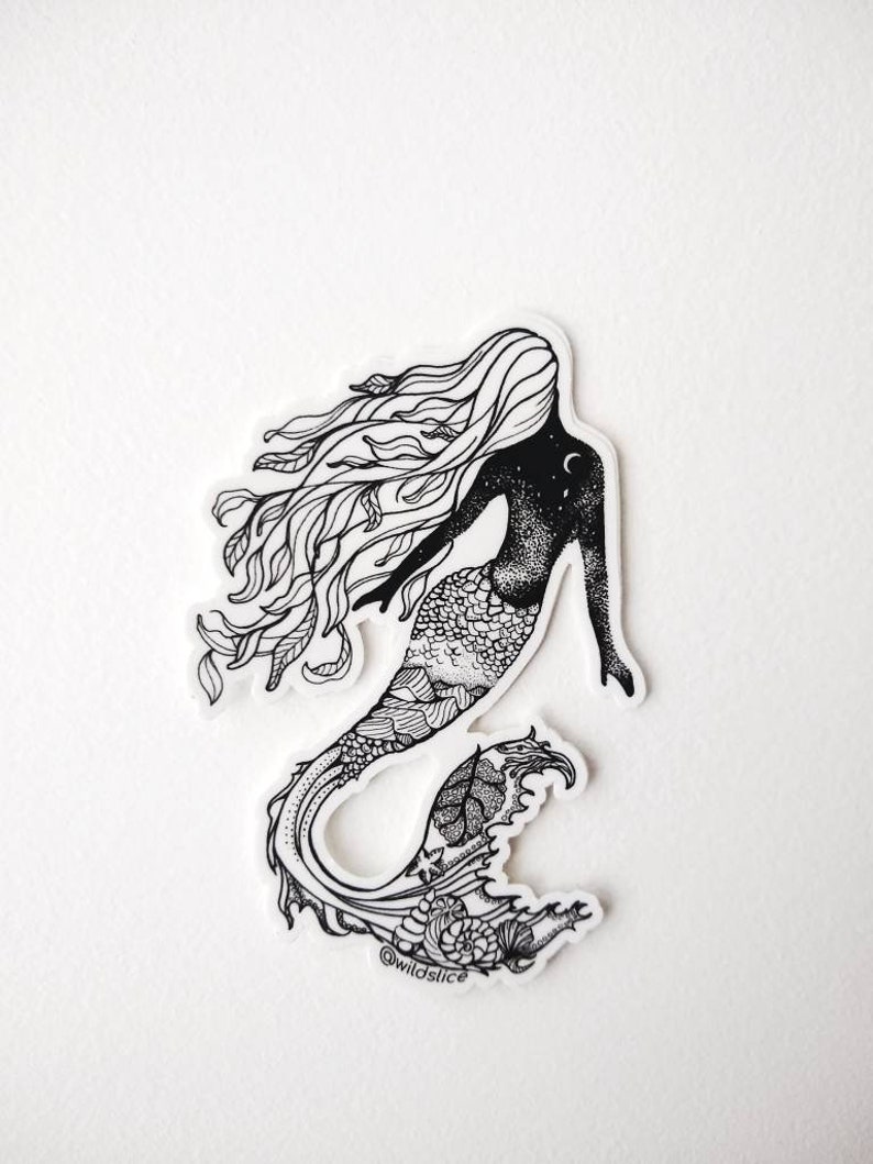 Peut inclure: Autocollant en noir et blanc repr&eacute;sentant une sir&egrave;ne en ligne art avec des cheveux flottants et une queue d&eacute;taill&eacute;e. La sir&egrave;ne a une lune croissante sur l'&eacute;paule et un corps &eacute;toil&eacute;. L'autocollant porte le texte "@wildslice" en bas.