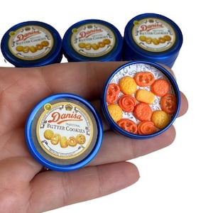 Lata de galletas danesa con 12 galletas, miniatura para casa de muñecas, galletas de mantequilla realistas, recipiente redondo, artículos de costura, escala 1:12