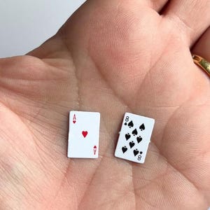 SPEELKAARTEN Tien (10) willekeurig geassorteerde pokerspeelkaarten blauwe achterkant Pinnacle poppenhuisminiatuur minischaal 1:6