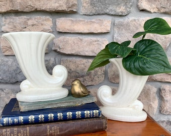 Paar Vintage Keramik Keramik Elfenbein Cornucopia Vasen / Art-Deco-Vasen