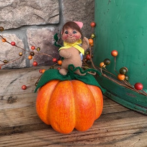 Annalee Mobilitee  Felt Mouse on Pumpkin- Autumn Seasonal Decor- Vintage Collectible - 6.5&quot; - 1999