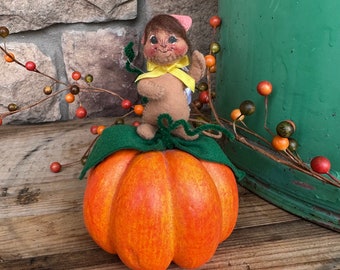 Annalee Mobilitee Filz Maus auf Kürbis- Herbst Saison Dekor- Vintage Sammlerstück - 16,5 "- 1999