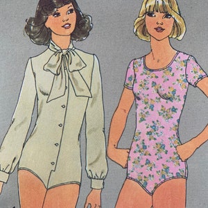 Simplicity 7681 Storlek 8 Byst 89 cm, Set med bodydresser för fröknar, Dickies and Cuffs Symönster cirka 1976, Oklippt Fabriksvikt