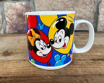 tasse vintage Mickey Mouse et ses amis, ballons colorés Donald Duck, Pluto, Dingo et Minnie
