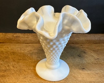 Vintage Fenton Hobnail Milk Glass Ruffle Vase, Miniatur-Vase, Cottage Core Country Chic Decor