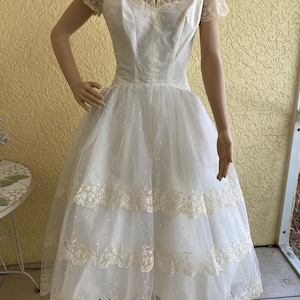 Vintage 1950&#39;s Ivory Spotted Net & Lace Party Prom/Wedding Dress Sweetheart Neck Small