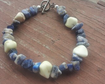 Genuine Sodalite & Howlite 71/2" bracelet