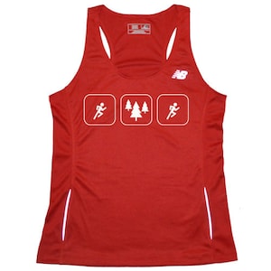 Op de afbeelding: Rood hardlooptanktop met witte reflecterende accenten en een witte afbeelding van een hardloper, bomen en een andere hardloper. Het tanktop heeft het New Balance logo op de rechter schouder.