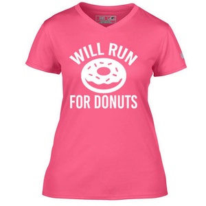 Könnte beinhalten: Pinkes T-Shirt mit V-Ausschnitt und einem weißen Aufdruck mit der Aufschrift "Will Run For Donuts" und einer Donut-Illustration.