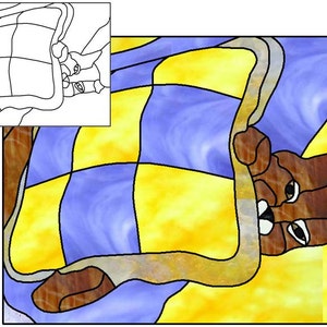 Puede incluir: Una imagen de vitral de un gato marrón acurrucado en una colcha amarilla y azul. Los ojos del gato están cerrados y parece estar durmiendo.