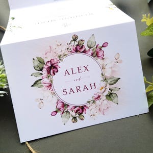 Rosa Hochzeitseinladungs-Set - Luxuriöse Eukalyptus-Konzertina, dreifache Hochzeitseinladung mit Tags, rustikale Schnur und Umschlägen - Pfingstrosen