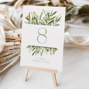 Olivgrüne Tischnummern oder Tischnamen | Beliebige Farbe Schriftart | A5 doppelseitige Karten | Hochzeiten | Abendessen oder Gala-Veranstaltung | Zielort Hochzeit im Ausland